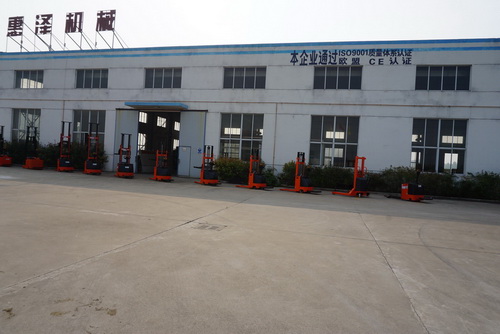 車間門(mén)口一排車 (2)_調(diào)整大小